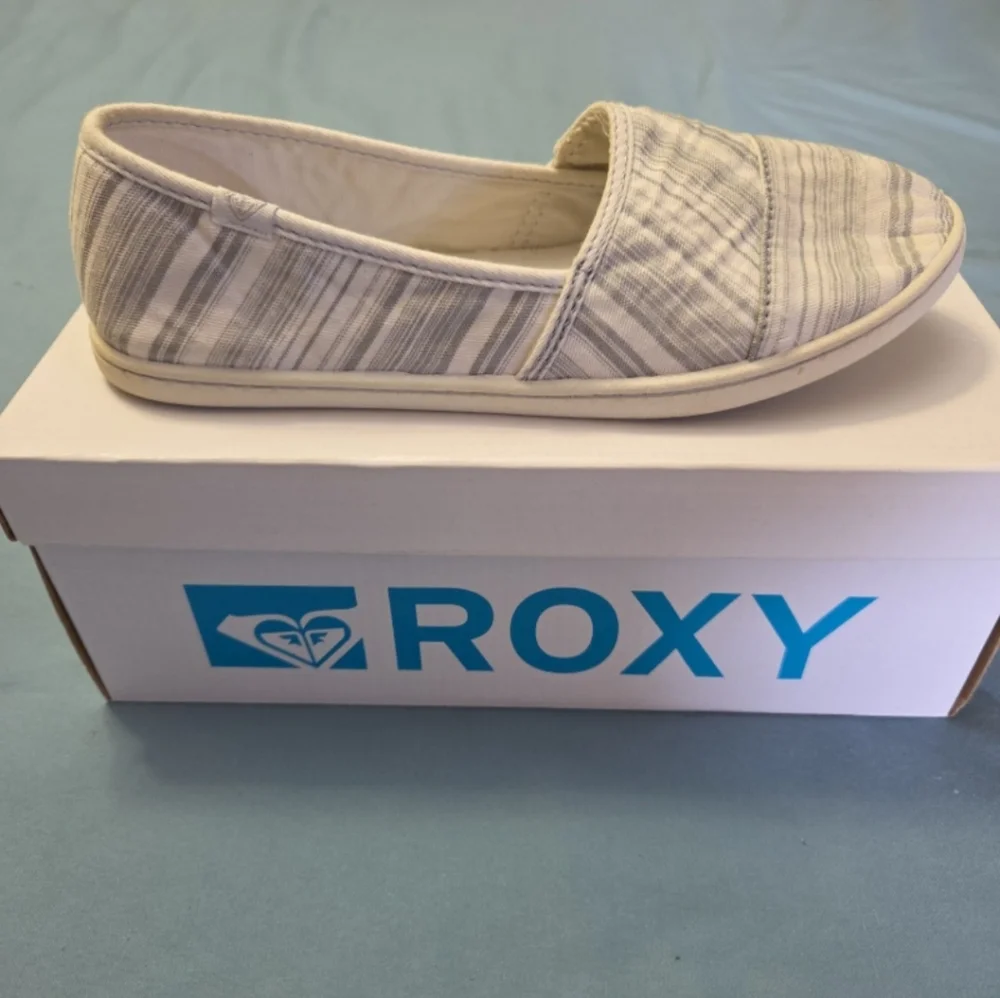 Roxy Women's Casual Striped Flats - Cream and Gray - Picture 2 of 5